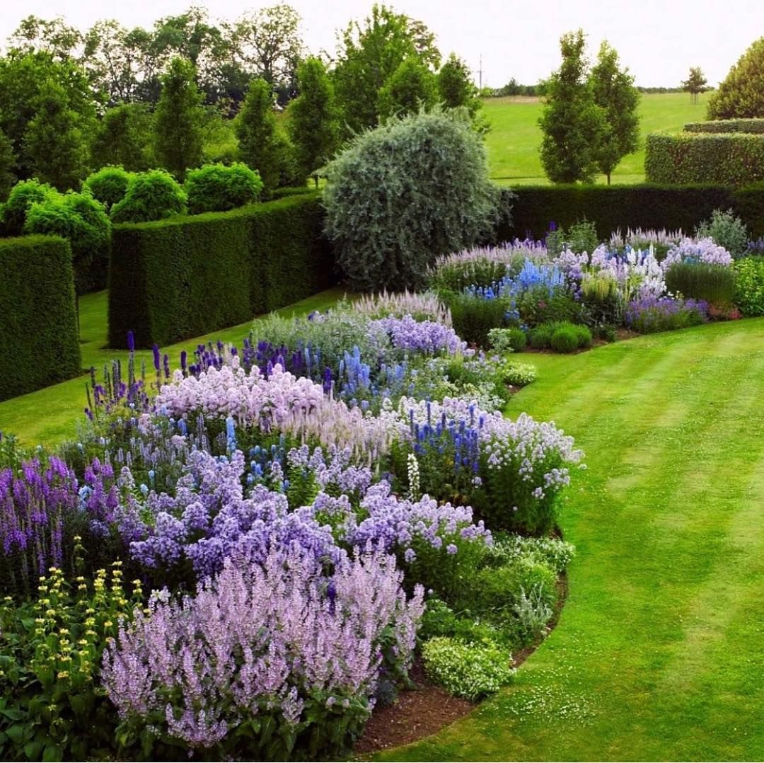 🌳🌳🌳 This stunning English garden, is captured and shared by Hugo Ritt ...