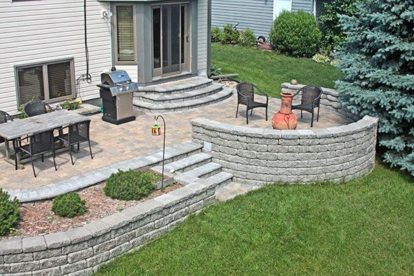How to Install Retaining Walls With Natural Stone