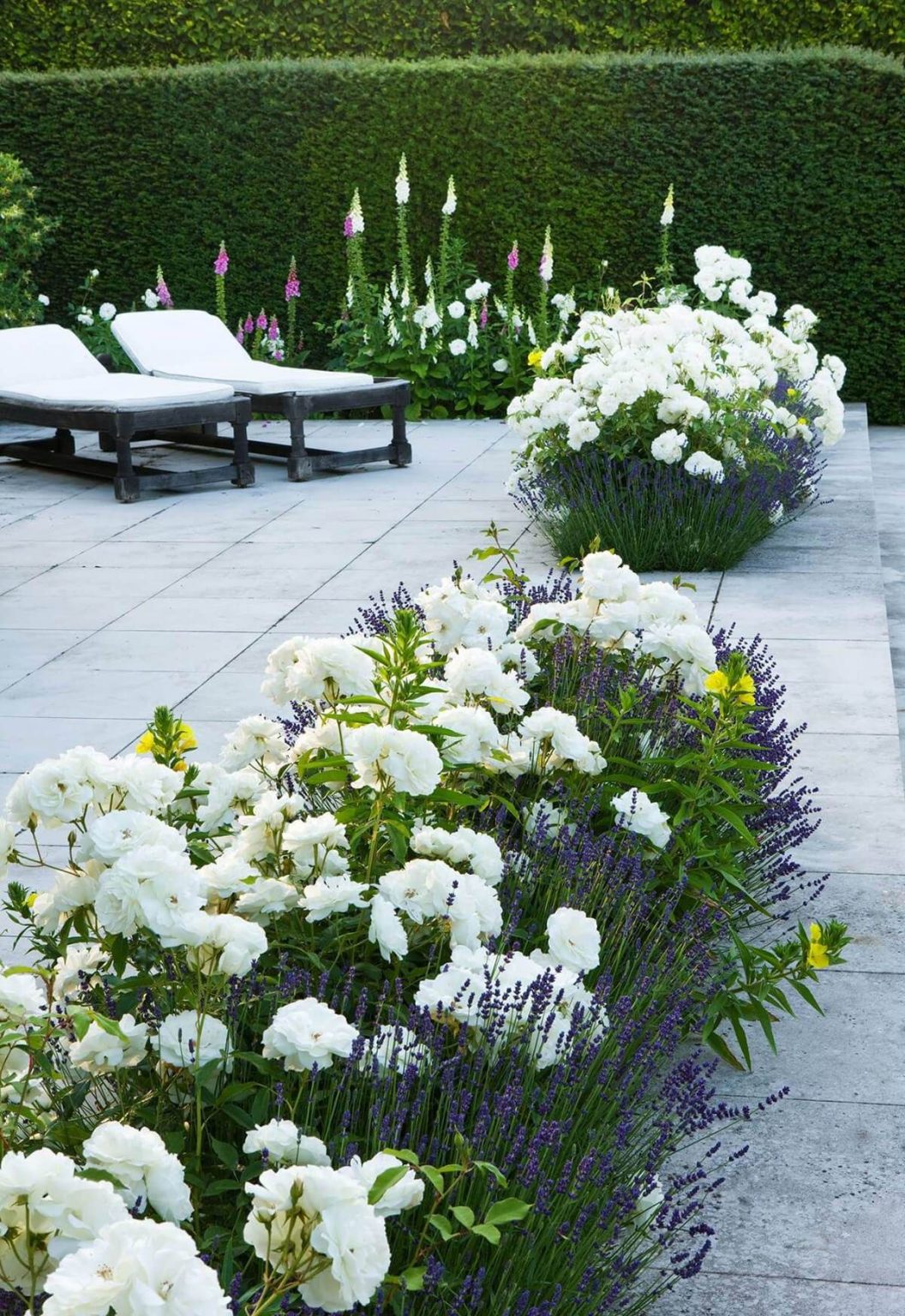 36 Beautiful Flower Beds In Front Of House Design Ideas – Decorafit.com ...