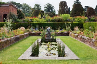 A New Book Celebrates the Beauty of Contemporary English Gardens .