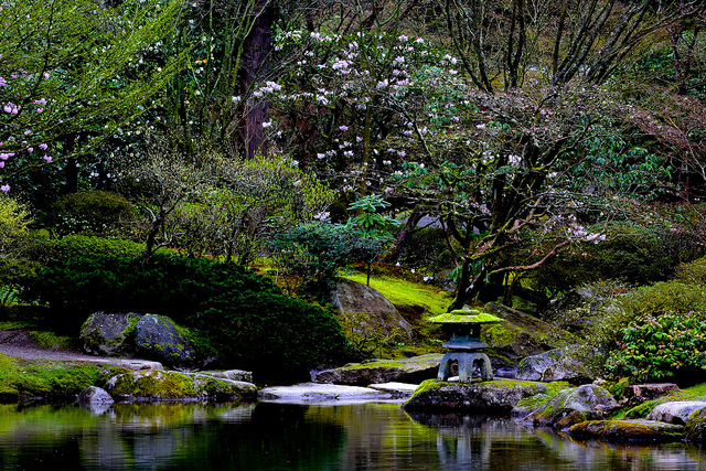 Japanese Gardens: a Four Season Celebration of Fleeting Beauty .