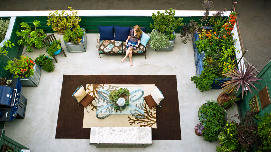 Big Style for Small Yards: Design Ideas to Transform Tiny Spaces .