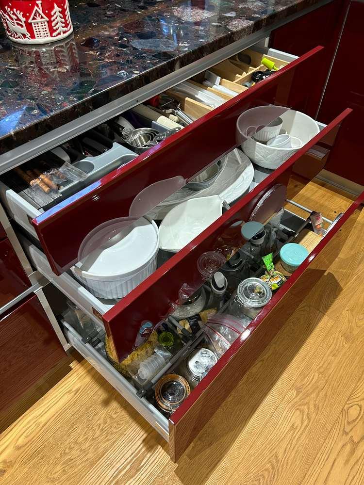 Integrate open shelving to display decorative​ dishware against your‌ burgundy kitchen⁣ backdrop