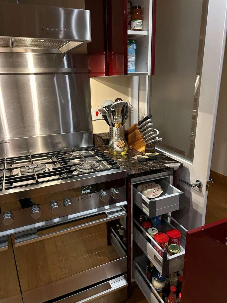 Opt for stainless steel appliances for a⁢ sleek finish in your burgundy kitchen