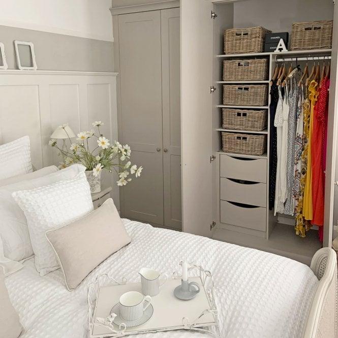 Use decorative baskets⁤ to hide clutter in your small bedroom