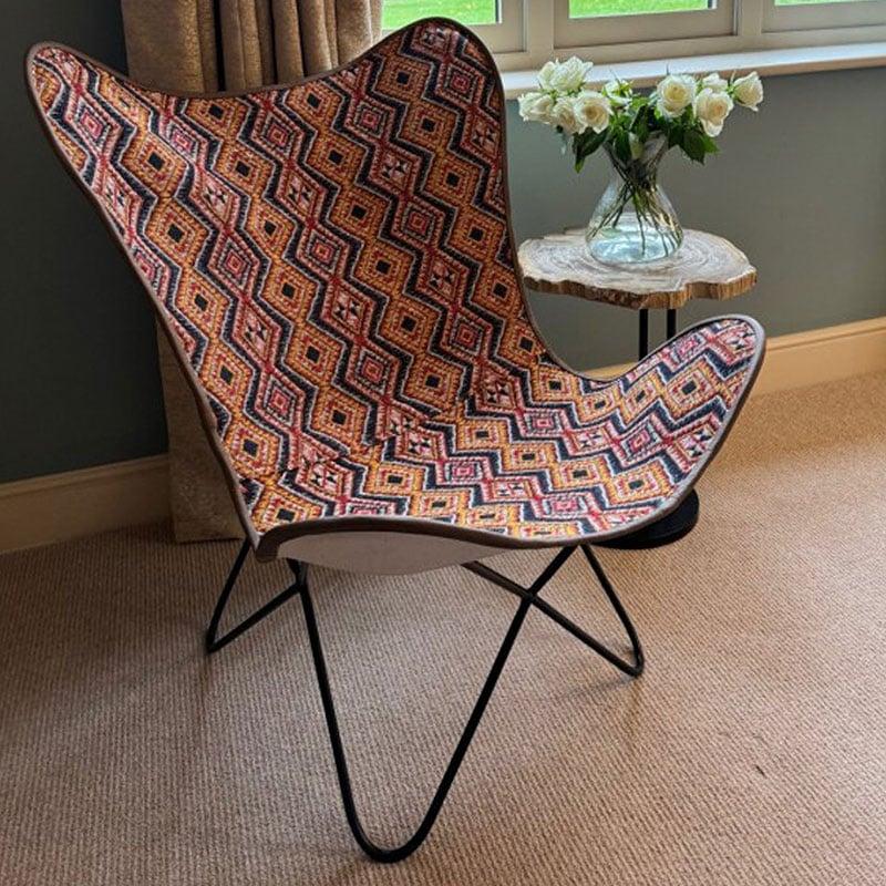 A distinct accent chair that draws attention‍ in your Boho Living Room⁢ decor