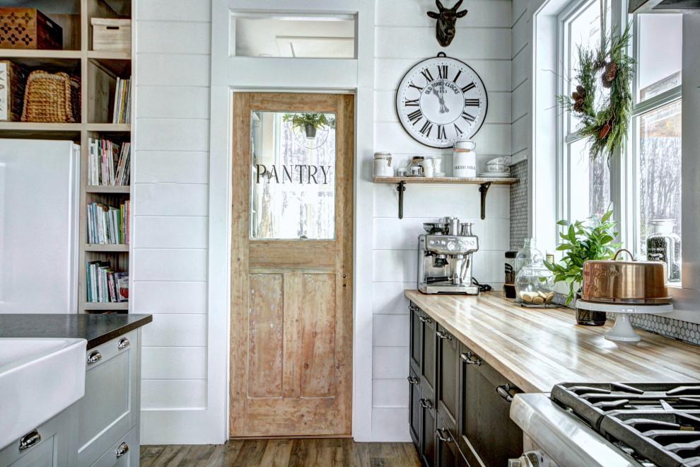 Classic​ pantry doors that add elegance and functionality to your farmhouse kitchen