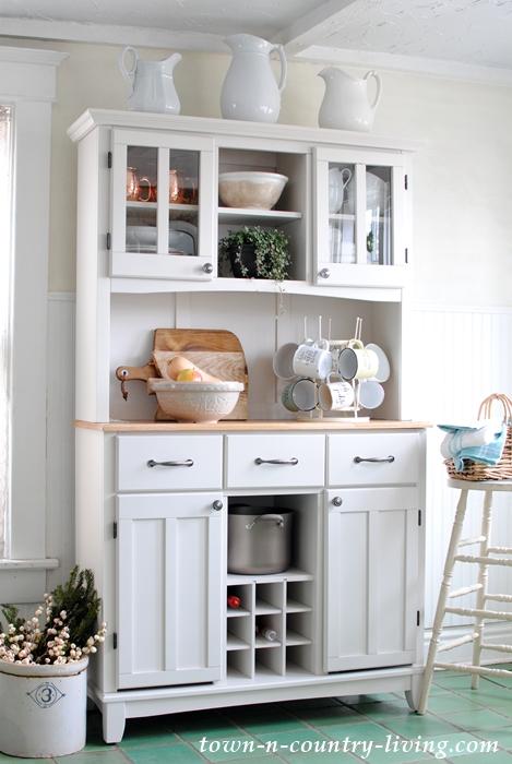 Farmhouse kitchen organizers help‌ keep clutter at bay effortlessly