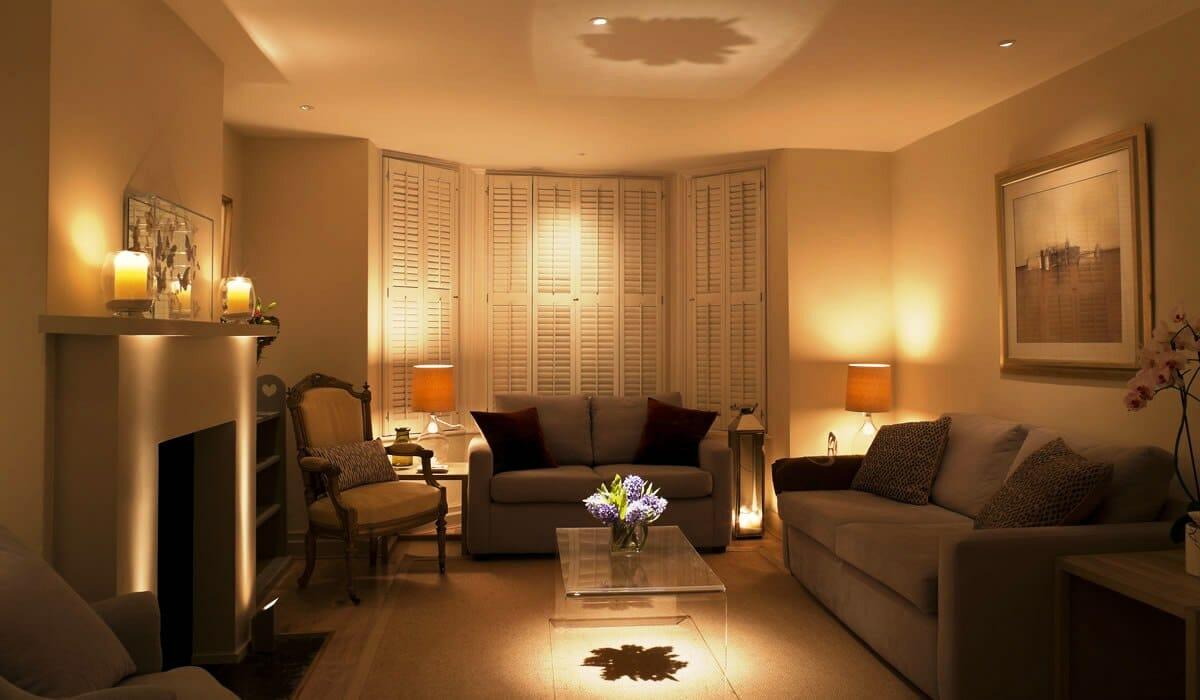 Create intimacy with strategic lighting⁤ in your living room ⁤retreat