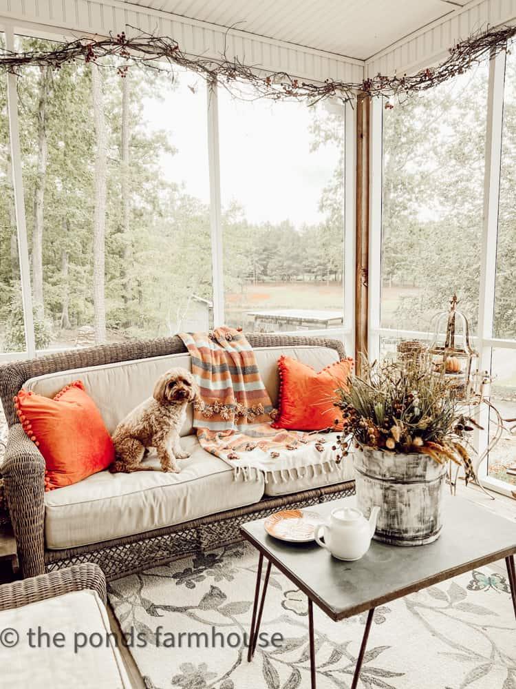 Transform your ⁤screened porch⁣ with ​cozy seating for ultimate⁣ relaxation and conversation