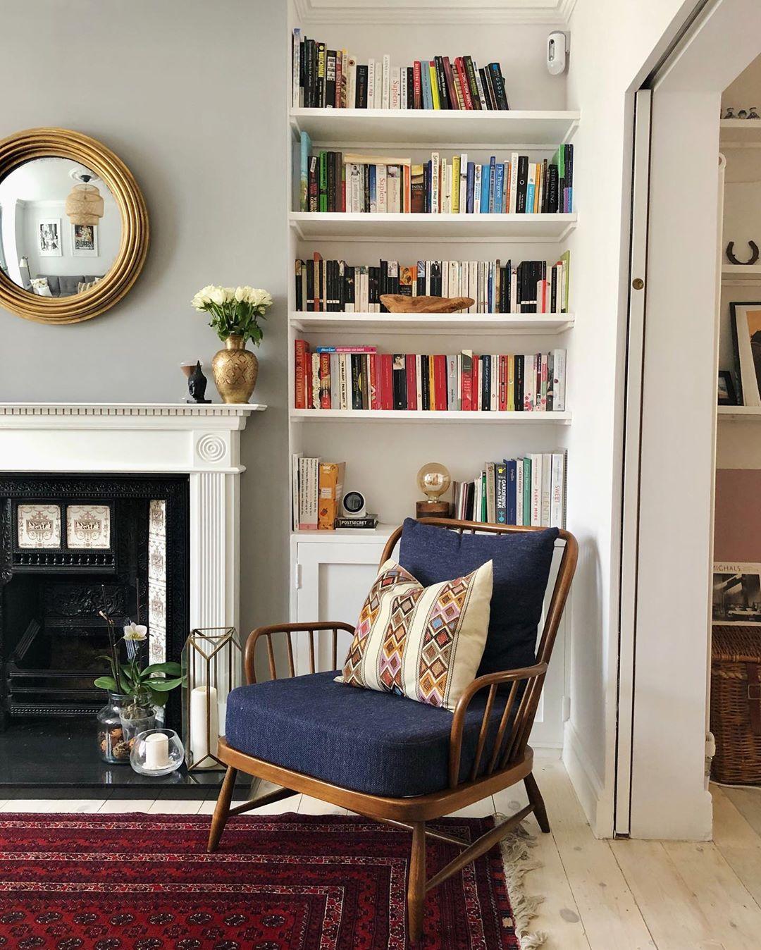 Create a ⁣reading nook with bookshelves ‍and comfy chairs in your ‍Boho Living ​Room