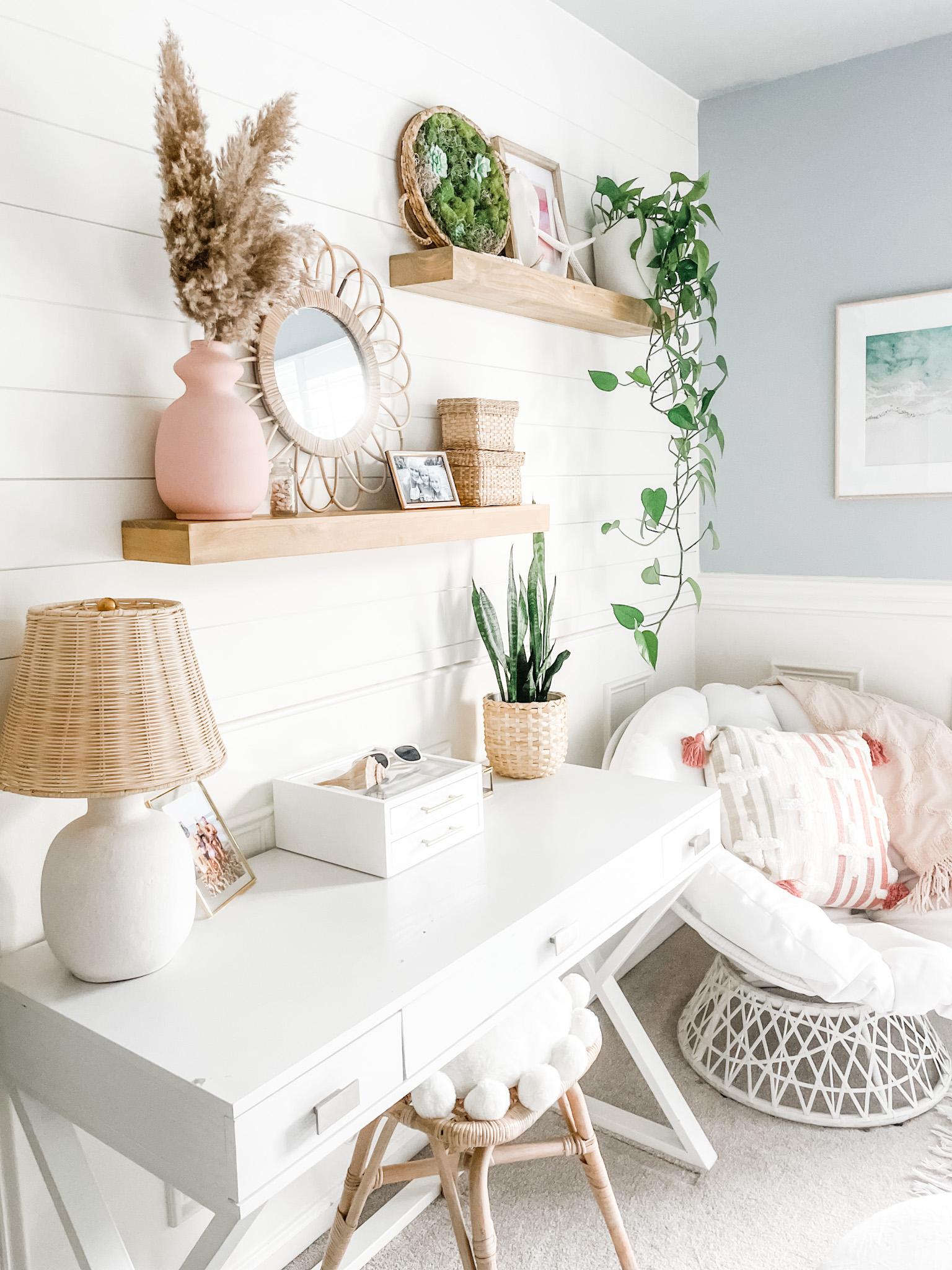 Coastal Bedroom: Use soft blues and whites for⁣ a beach-inspired oasis