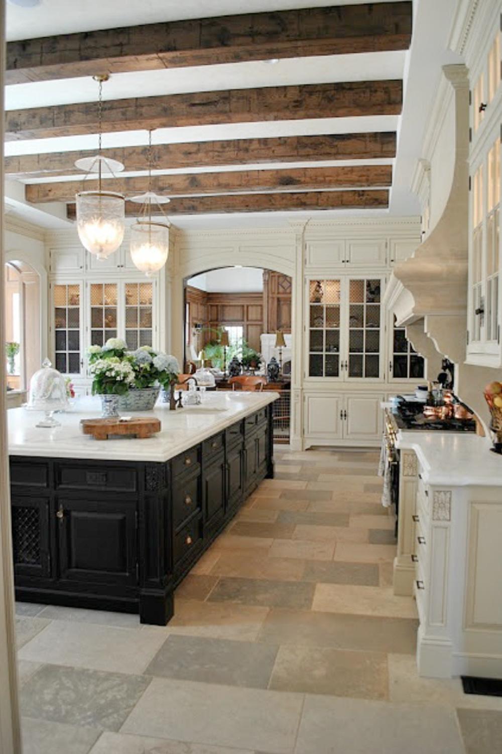 Classic white or cream colors that brighten your farmhouse kitchen ambiance