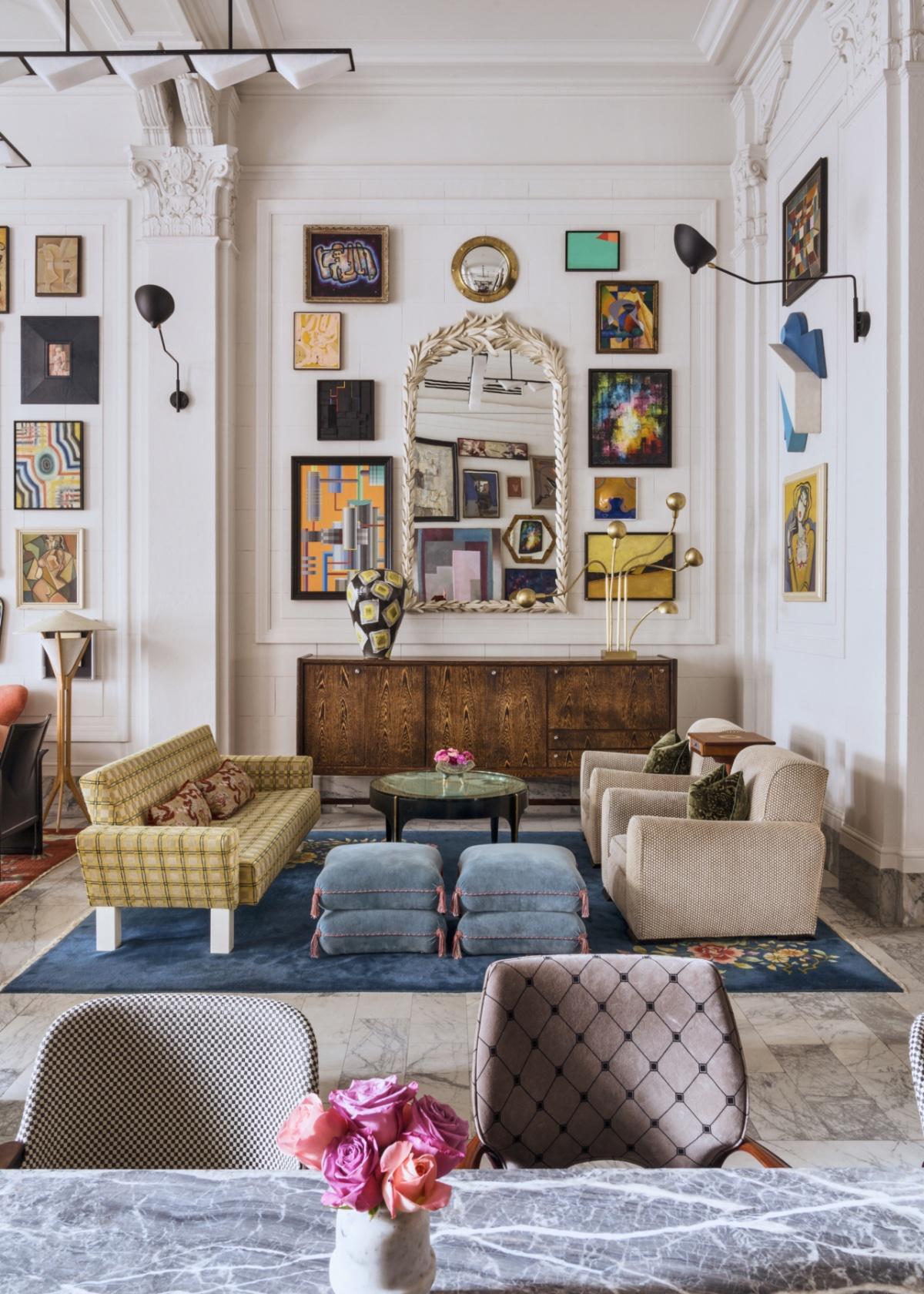 Use a mix of seating​ options, ‍like poufs and chairs, to enhance your⁤ eclectic⁣ living room