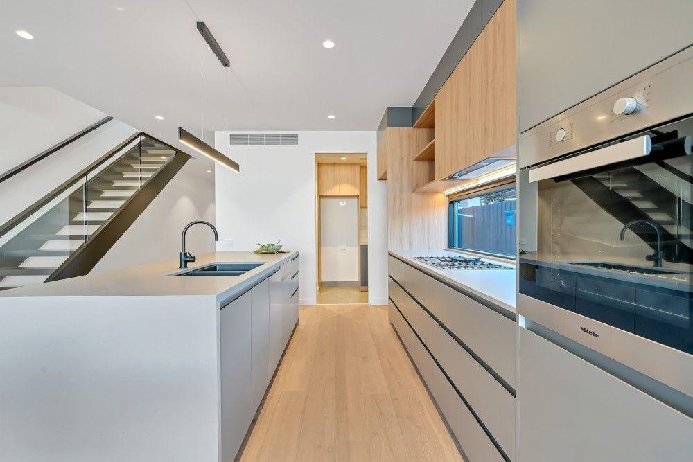 Select bar stools that tuck⁣ away neatly ⁤under counters in your galley⁣ kitchen