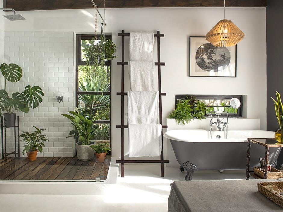 Add greenery with potted plants⁤ for freshness in your eclectic bathroom