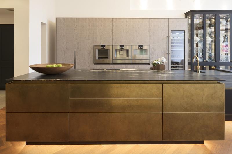 Textured surfaces, like wood⁤ and stone, add depth to kitchen cabinetry