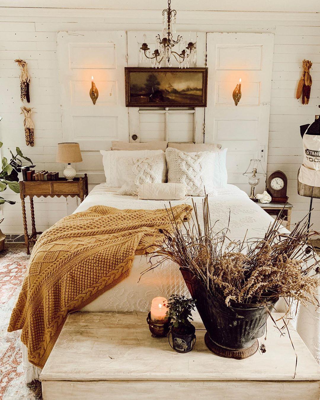 Vintage Bedroom: Curate charming antiques for nostalgic elegance ‍and character