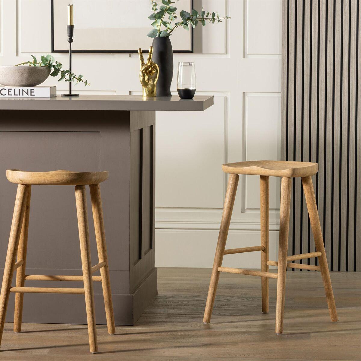 Elegant bar stools for a chic yet homey touch in your farmhouse kitchen