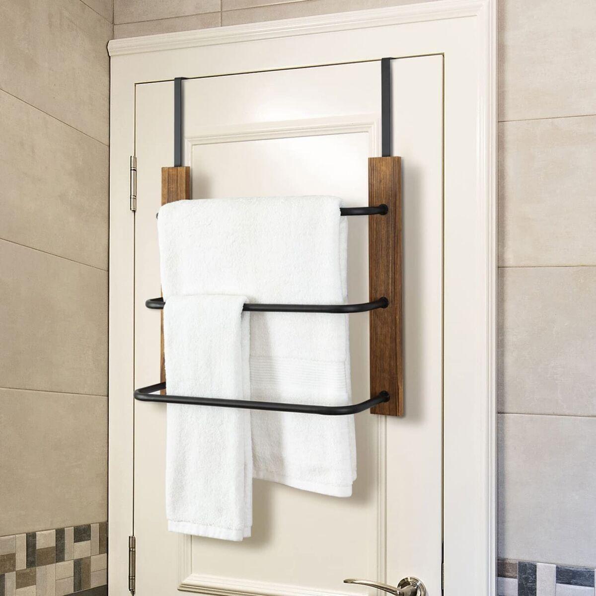 Use over-the-door organizers ⁤for towels in⁢ your small​ bathroom