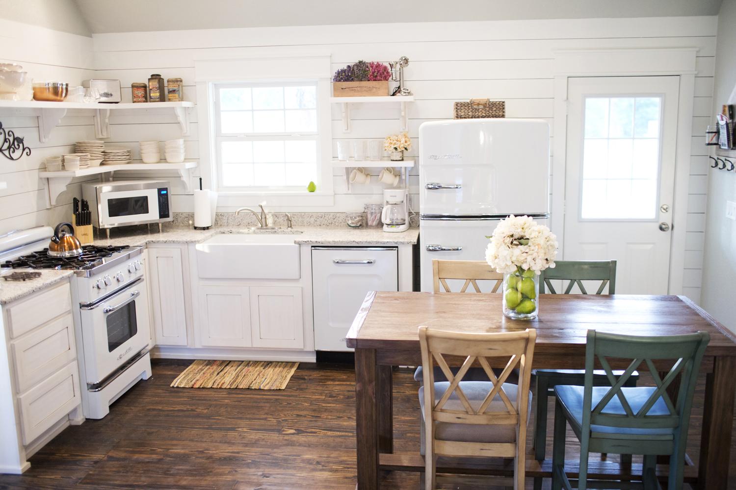 Vintage-inspired appliances blend functionality and aesthetics in your farmhouse kitchen