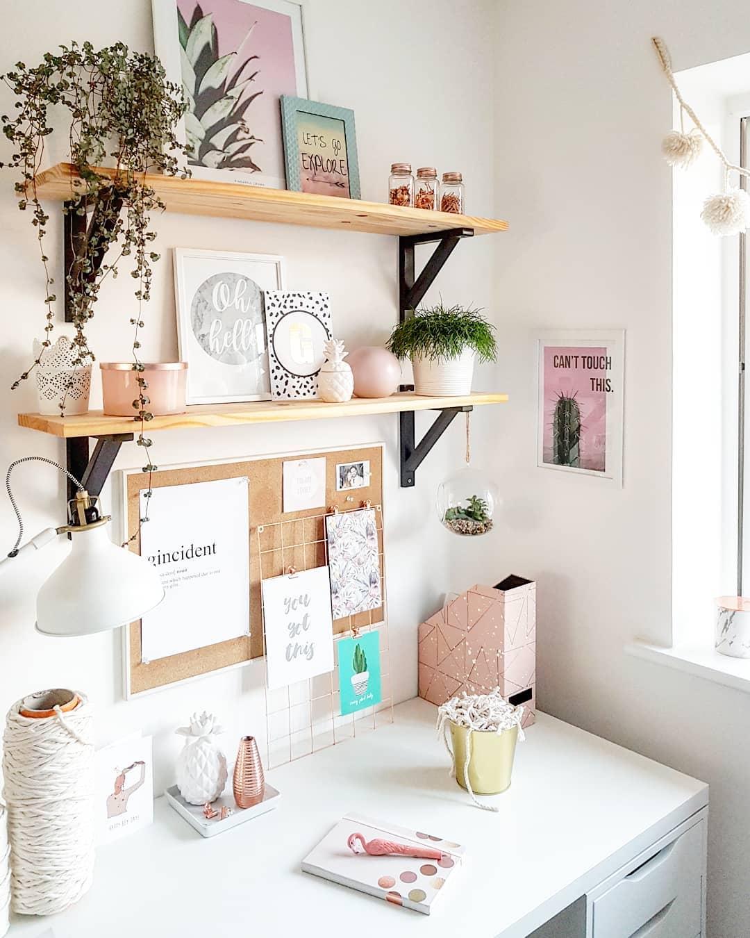 Choose a cool desk setup to inspire creativity in​ the teen bedroom