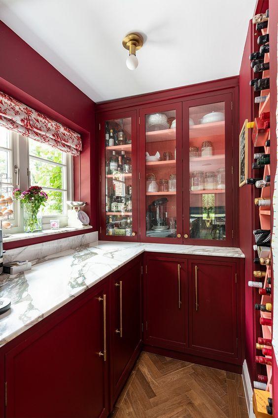 Use bold artwork‍ to create a stunning focal point in your Burgundy Kitchen