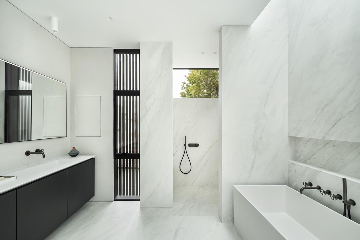 Choose‌ a glass shower screen for⁢ an airy feel in​ your narrow bathroom