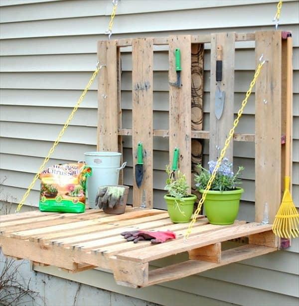 Add shelves to your pallet garden for displaying decorative pots ⁣and garden accessories