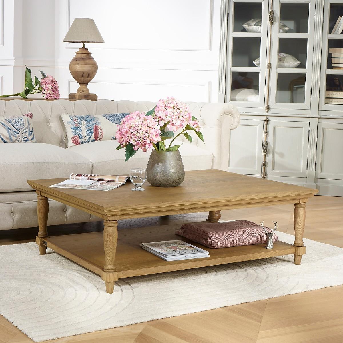 Include a⁢ chic coffee table as a conversation ⁢starter in your ⁣Living Room