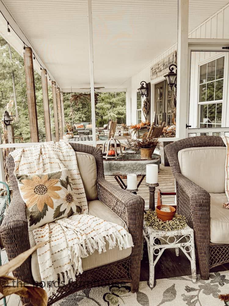 Prioritize comfort⁣ with plush ⁤pillows and soft blankets on your screened porch