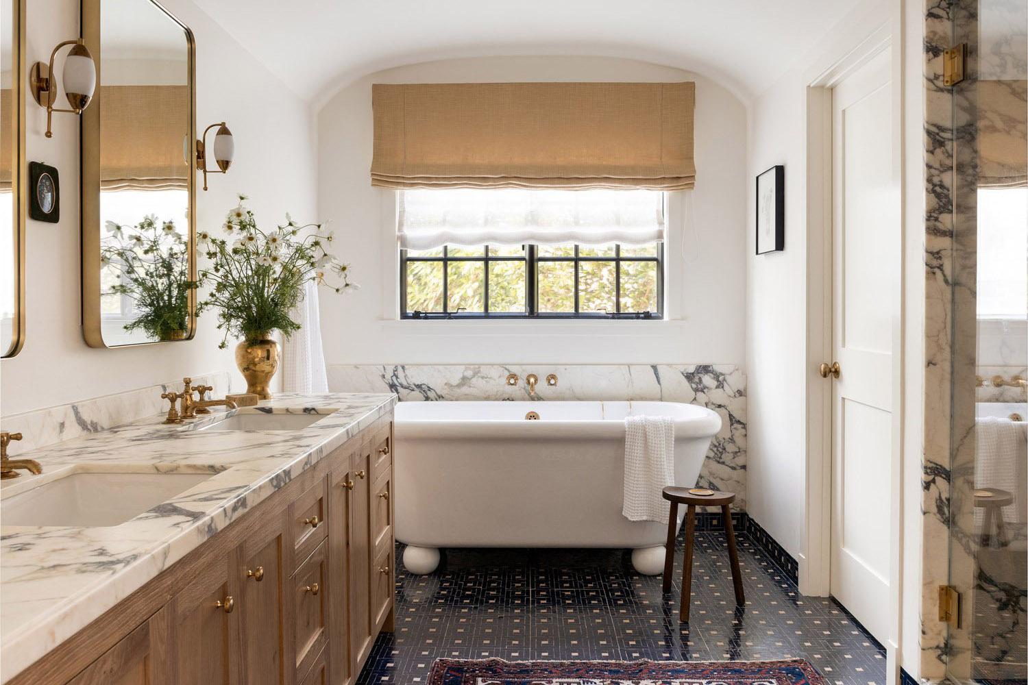 Layer rugs​ for comfort ‌and style in farmhouse bathrooms