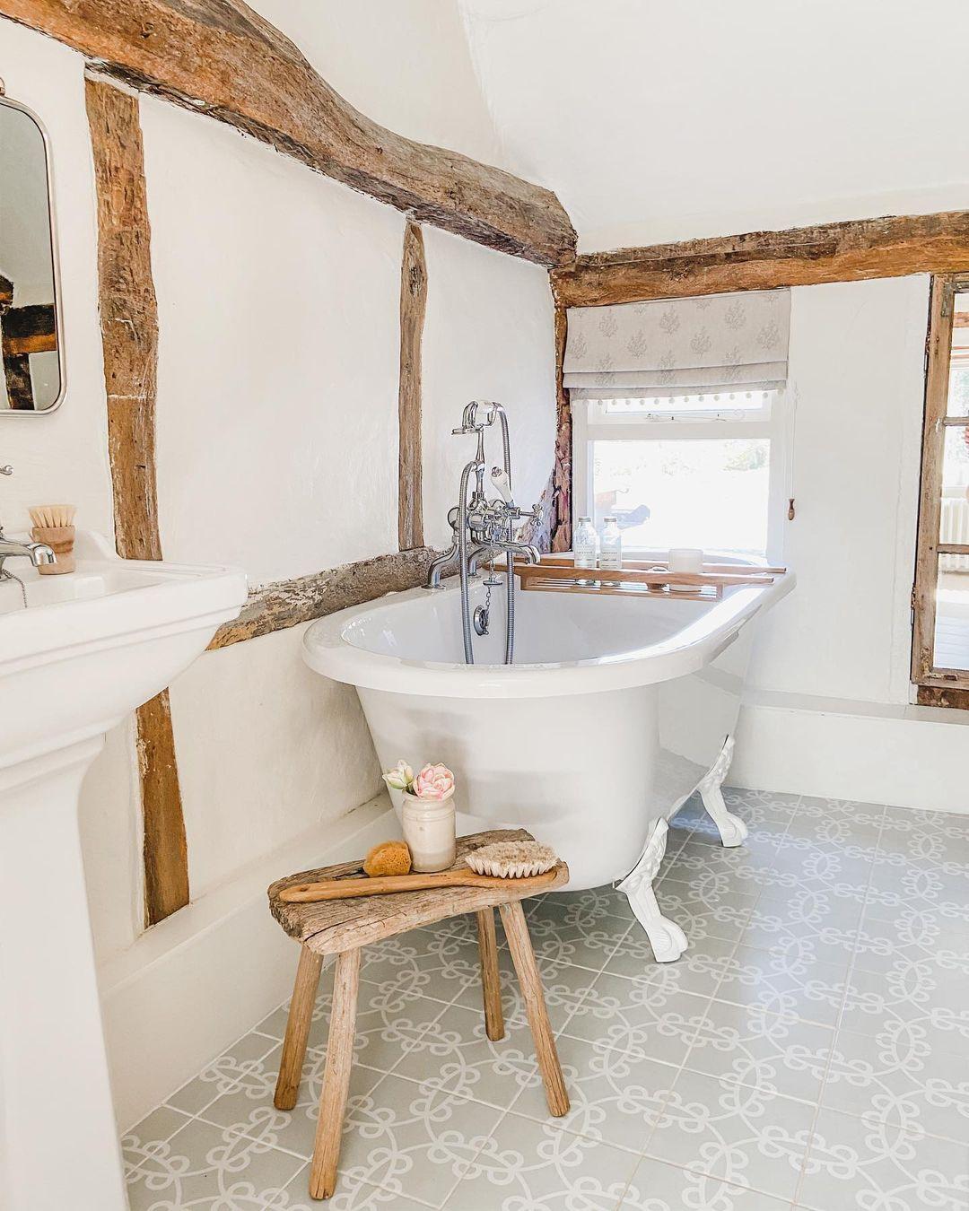 Ceramic tiles bring a stylish ⁢touch to farmhouse bathrooms