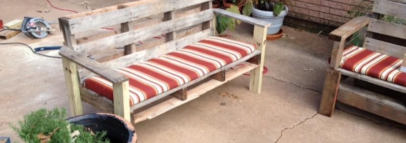 Design a rustic bench using ‌a repurposed pallet garden for backyard seating