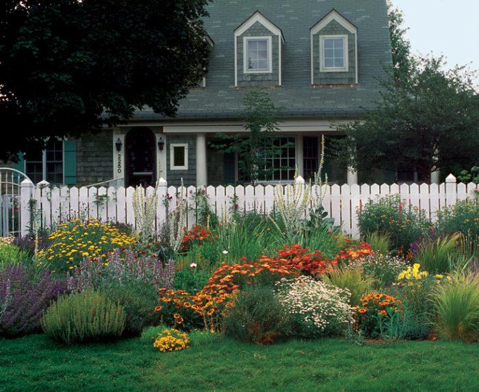 Surround⁤ trees ‍with ​perennial ‍gardens in front yard landscaping for ​vibrant seasonal color