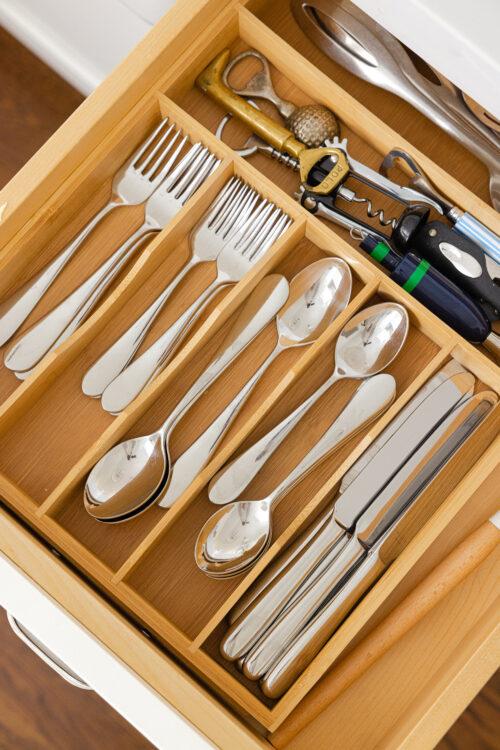 Use drawer ⁢organizers to keep ‌utensils⁢ tidy in your galley kitchen