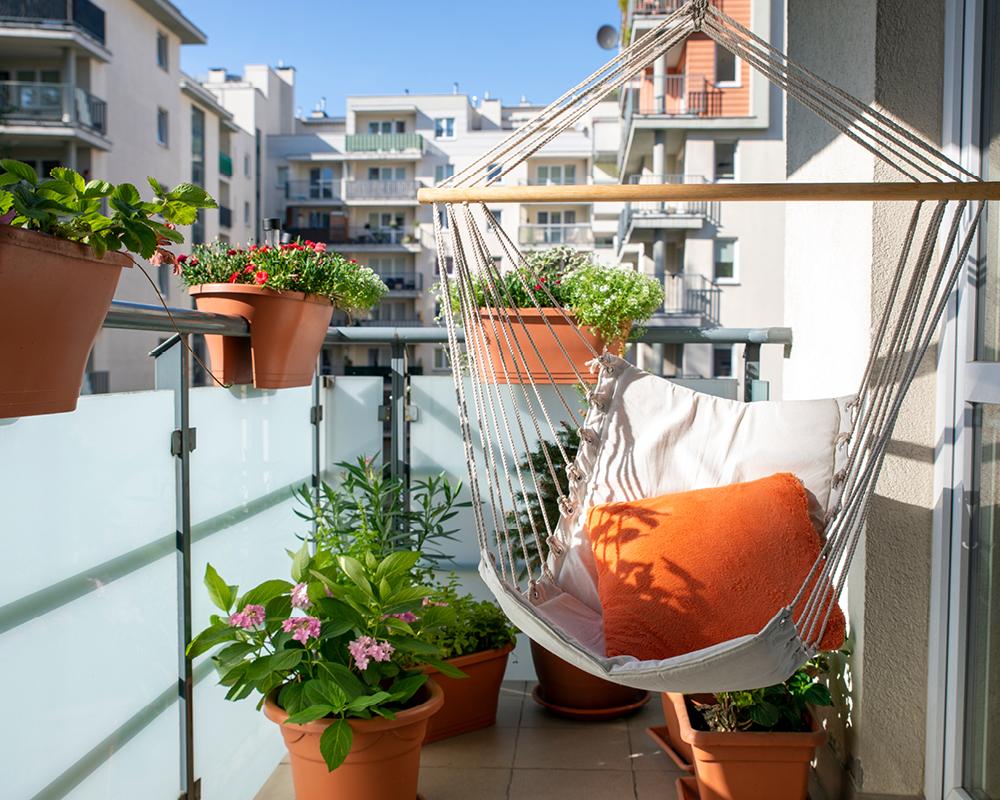 Urban oasis: Include ⁢potted‌ plants to create ‌a refreshing urban ⁤balcony design