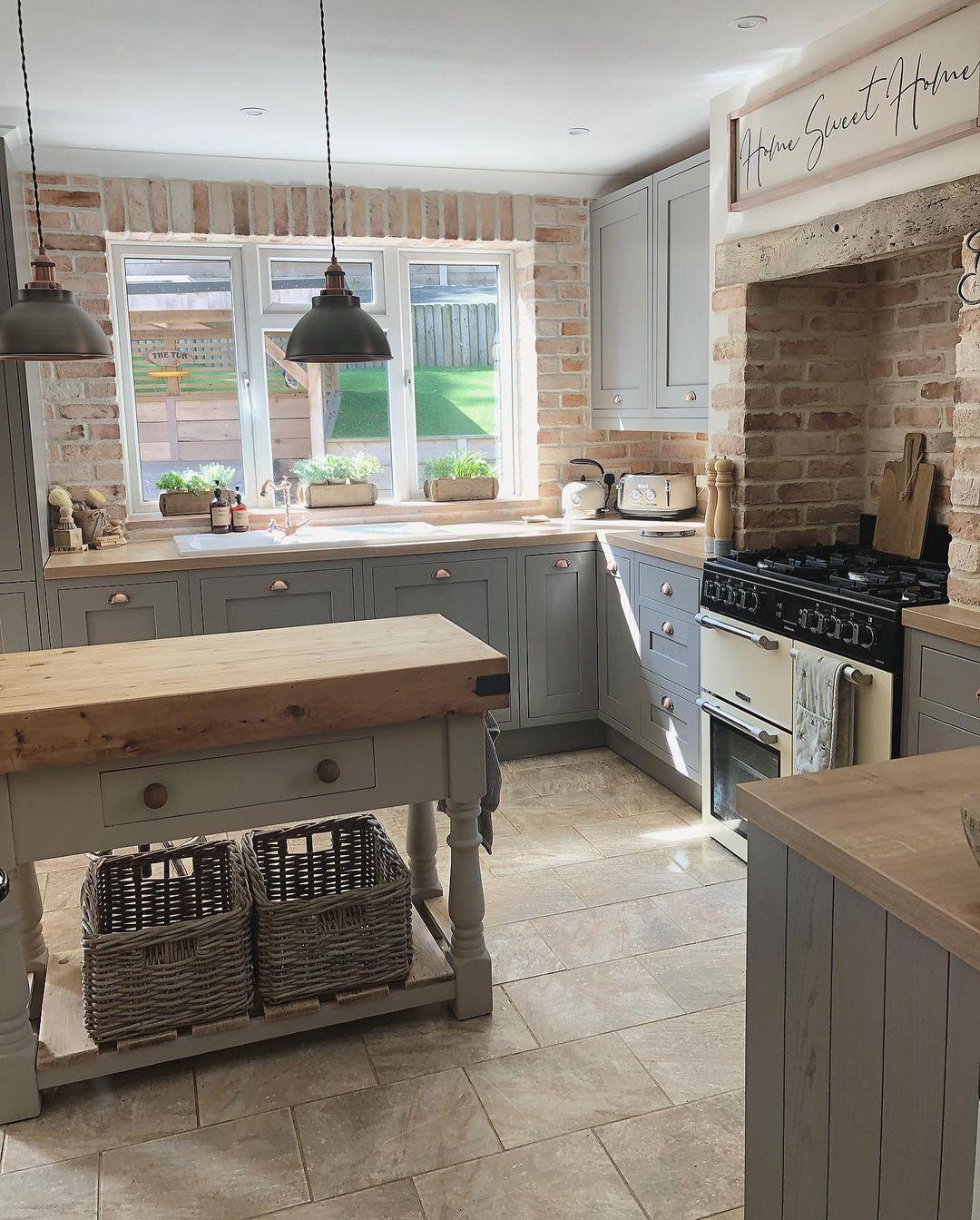 Charming ‌patterned tiles bring personality to your⁣ farmhouse kitchen floor