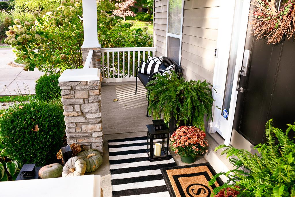 Add a welcoming doormat to⁤ create​ an​ inviting‍ entry in front yard landscaping