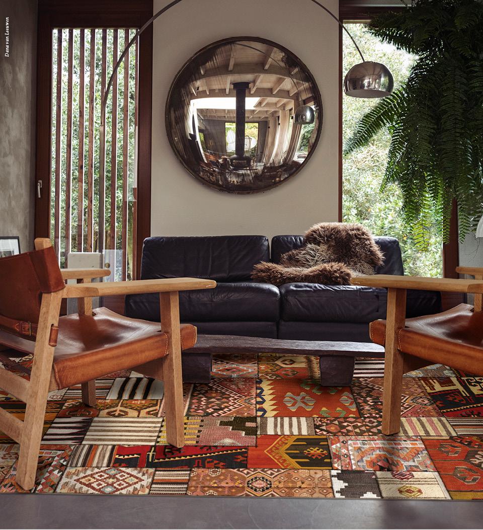 Use a bold area rug to tie together various elements⁤ in your eclectic living room