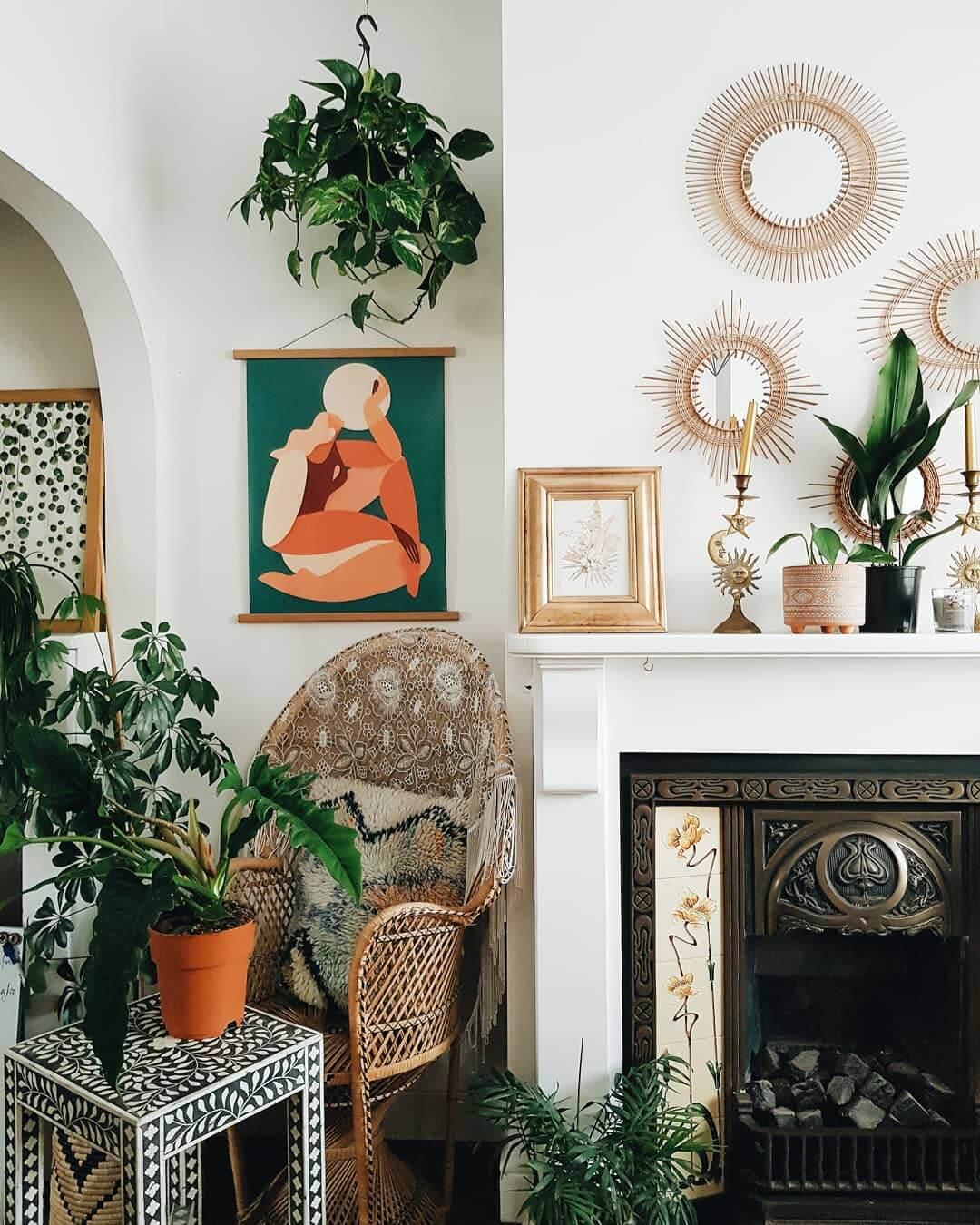 Use ​mirrors strategically to enhance⁣ light and space in your ⁤eclectic living room