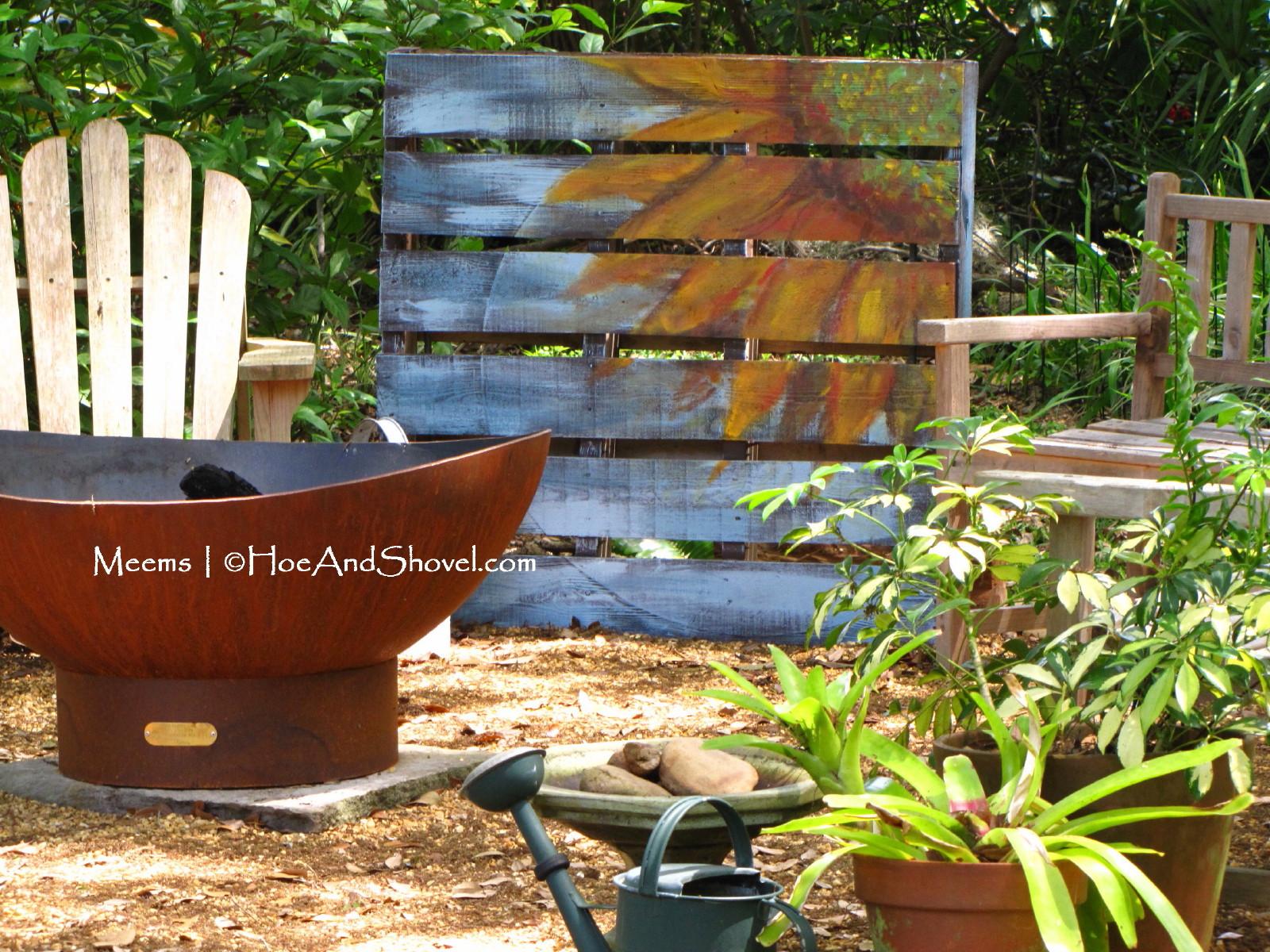 Decorate your pallet garden ⁤with garden art for a personalized touch