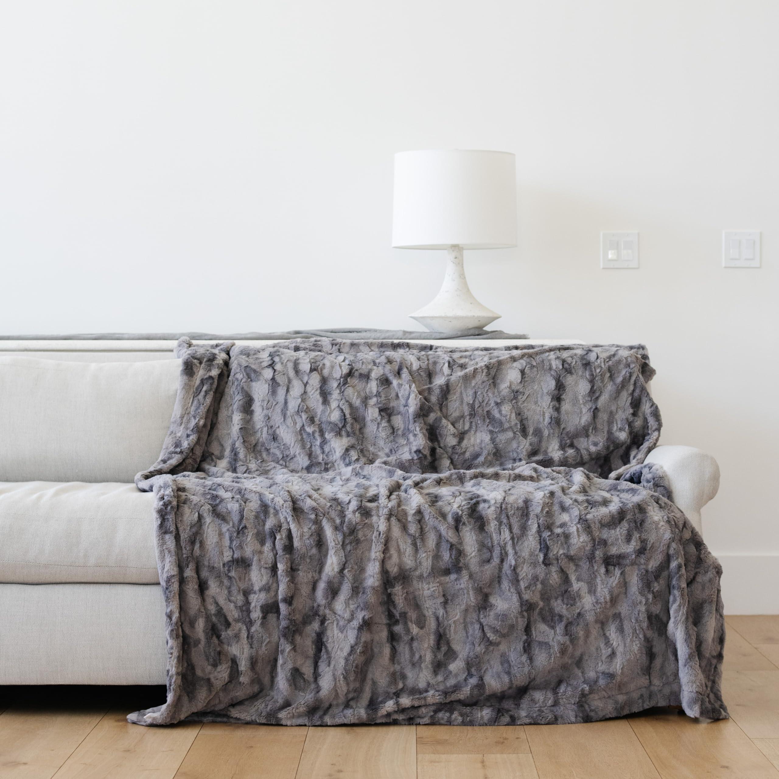 Add ‌a cozy throw for warmth and texture in your living room