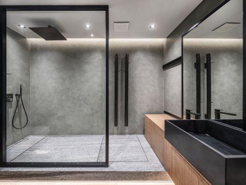 Glass partitions enhance light flow in⁢ contemporary bathroom ⁢designs