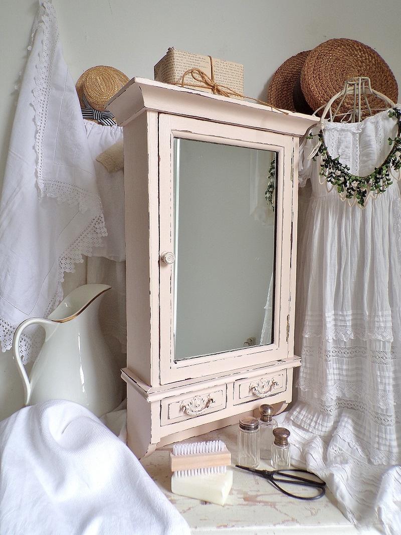 Install ⁣vintage cabinetry for classic charm in your eclectic bathroom