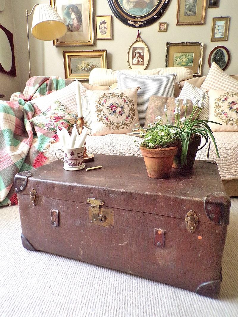 Add unexpected elements like a vintage trunk for⁤ storage in your eclectic‌ living room