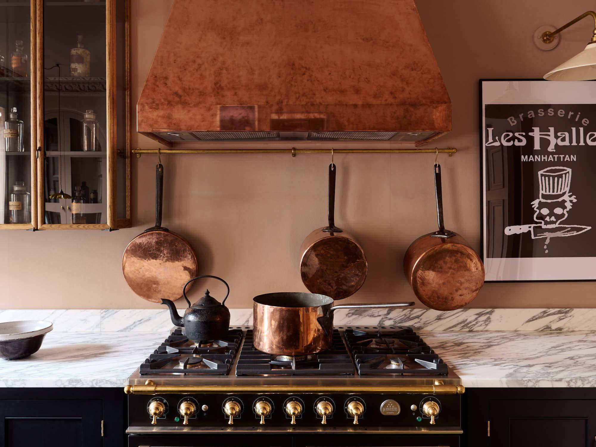 Install a chic ‍pot rack to display cookware in your Burgundy⁤ Kitchen