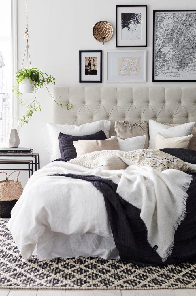 Layer rugs for texture and comfort in your stylish ⁢teen bedroom