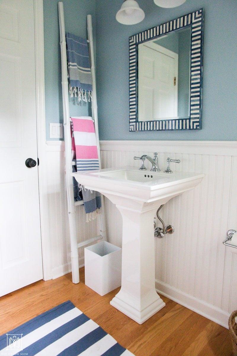 Opt for ⁤a ⁣pedestal ⁢sink to increase visual⁣ space⁣ in narrow​ bathrooms