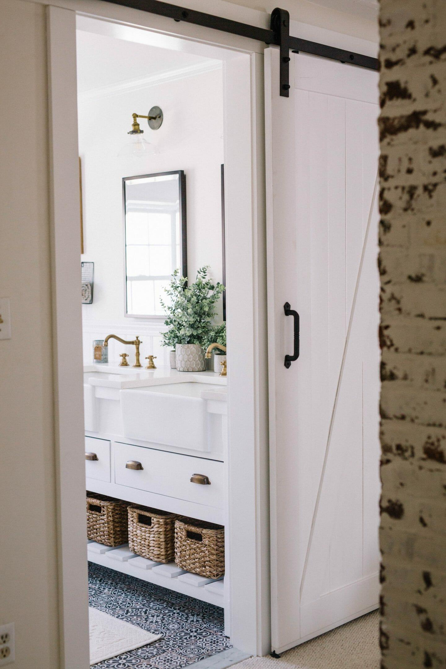 Install ⁢a barn door for stylish space-saving in farmhouse bathrooms